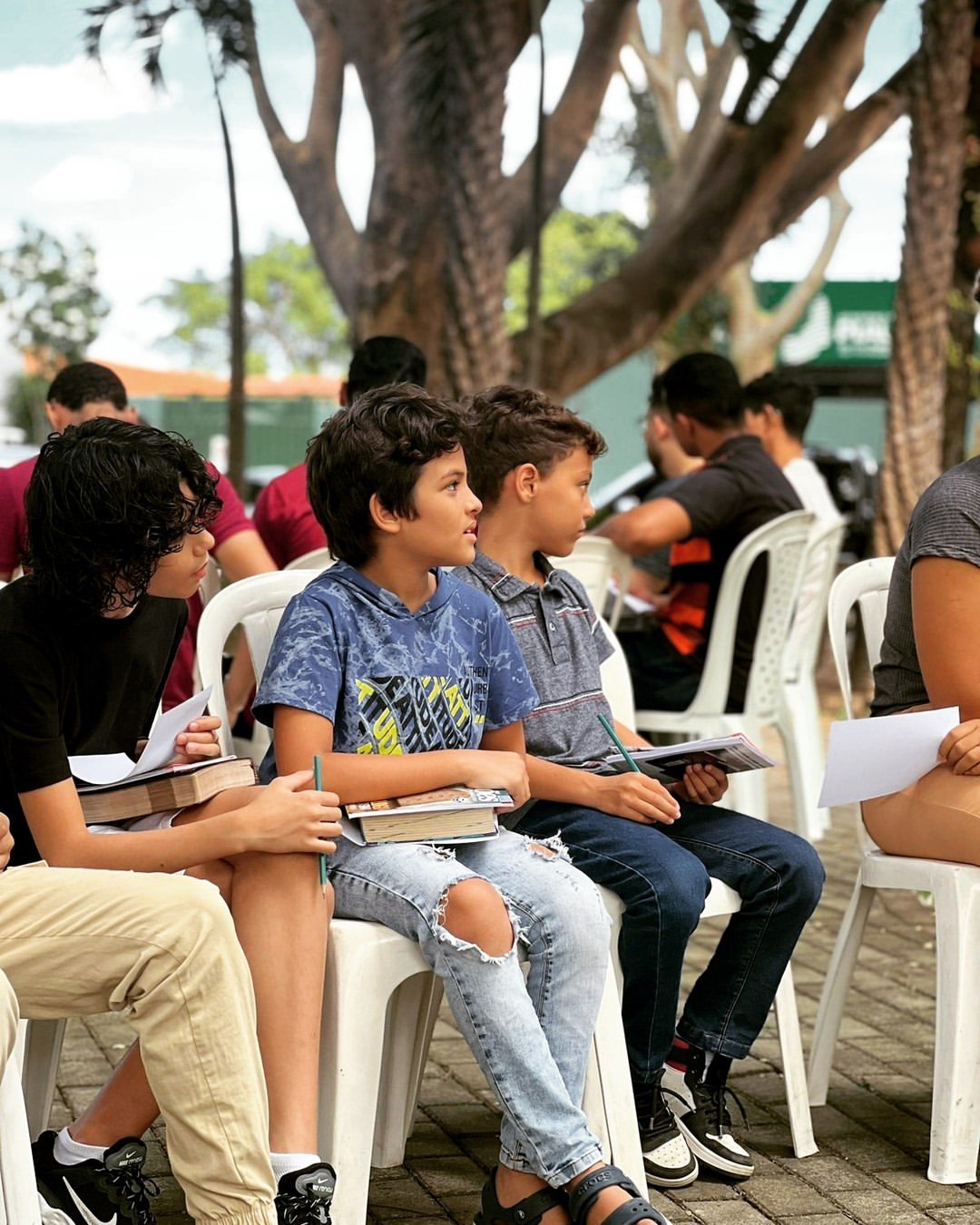 Crianças estudando a Bíblia