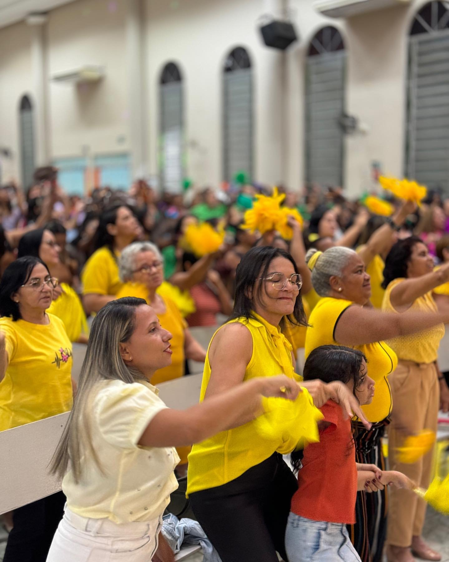 Mulheres celebrando durante culto
